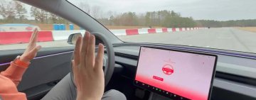 2026 Tesla Model 3, Batarya %0 Gösterse Bile Yolda Kalmıyor