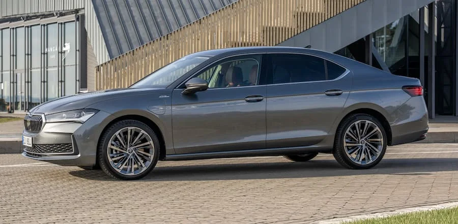 Škoda Superb Tarihinin En Güçlüsü: 200 kW’lık Yeni Hatch iV Sahneye Çıktı!